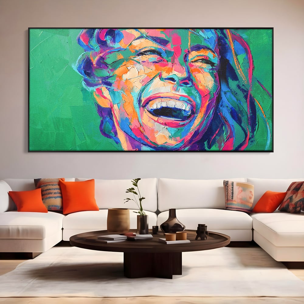 Tablou canvas cu tablou canvas cu fata zambind colorata, in rama de aluminiu negru, pe perete intr-un living